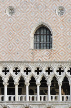 Antik mozaik karolar cephesi kapalı pencere ve taş süslemeler ile