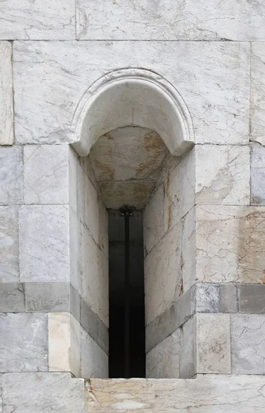 Pequeña Ventana Estrecha Antigua Fachada Piedra Mármol — Foto de Stock