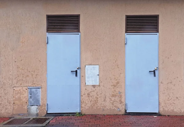 Dos Puertas Metálicas Con Fachada Edificio Sucio Cerradas Desde Exterior —  Fotos de Stock