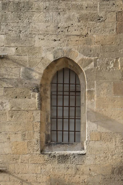 Oude Vuile Venster Met Metalen Hek Stenen Gevel Gesloten — Stockfoto