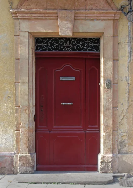 Red Wooden Vintage Closed Entrance Door Exterior — Stock Photo, Image