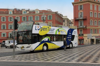Nice, Fransa - 03 Şubat 2016: Boş turistik şehir görme görme açmak tur otobüsü ile güzel yakınındaki Park edilmiş kare kasaba dışında duran bir kadın ile yönetim kurulu için turistler için bekleyen üstünün açık.