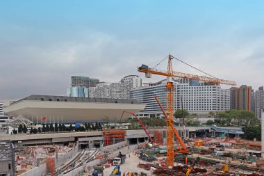 Büyük inşaat alanında Hong Kong'da büyük Vinçli