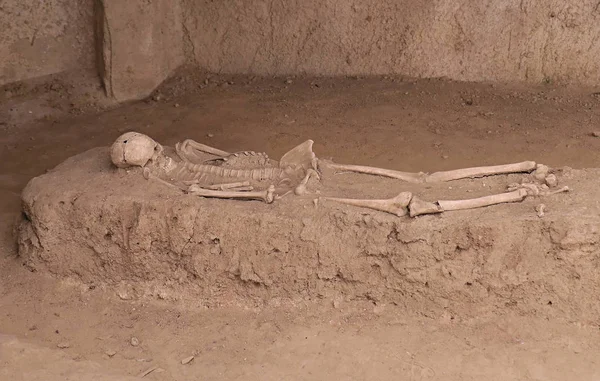 Oda kirli kum döşeme içinde korkunç çürümüş insan iskeleti ile