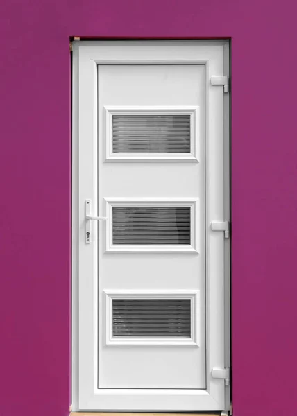Закрытая Белая Внутренняя Дверь Стеклянными Окнами Розовой Стеной — стоковое фото