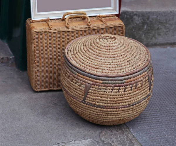 Orientalische Rattan Container Auf Dem Städtischen Straßenpflaster — Stockfoto