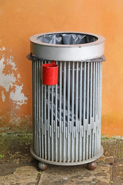 Small Trash Can Dirty Street Ashtray Container — Stock Photo, Image
