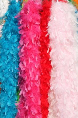 Renkli tüyler eşarp doku yerel pazardaki