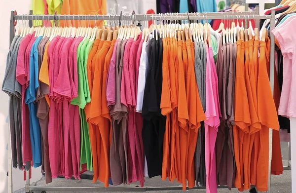 Kolorowe Krótkim Rękawem Bawełniane Koszulki Sprzedawane Rynku — Zdjęcie stockowe