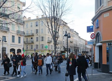 Nice, Fransa - 29 Ocak 2018: Halkı Avenue Jean Médecin Nice yürürken çok etnik yerel halk. Modern Fransız toplumu bir eritme potası içe göç--dan Afrika ve Asya ülkelerden gelen ve şimdi Fr olan yarışları yüksek fiyata sahip olduğunu