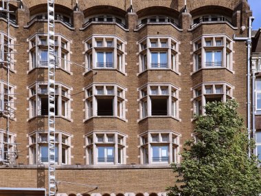 Retro tuğla duvar bina cephe yenileme ile açık pencereleri altında