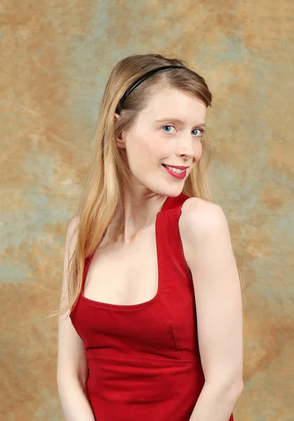 Jonge Blonde Vrouw Met Een Lichte Huid Rode Jurk Dragen — Stockfoto