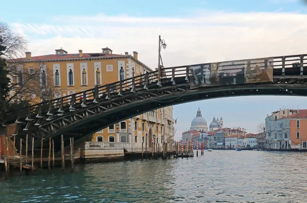 Grand Canal Venedik Karşısında Kırılgan Ahşap Yürüyüş Köprü Yaşlı — Stok fotoğraf