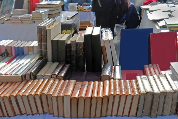 Alte Bücher Auf Französischem Flohmarkt Verkauft Stockfoto