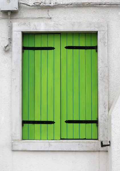 Retro Zielony Żaluzje Drewniane Zamknięty Zewnątrz Okna — Zdjęcie stockowe