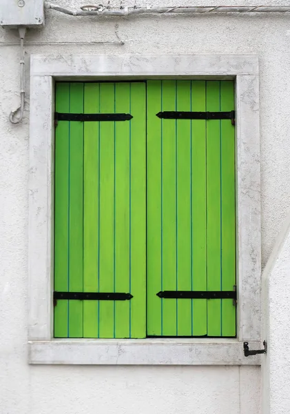 Persianas Madeira Verde Retro Fechado Exterior Janela — Fotografia de Stock