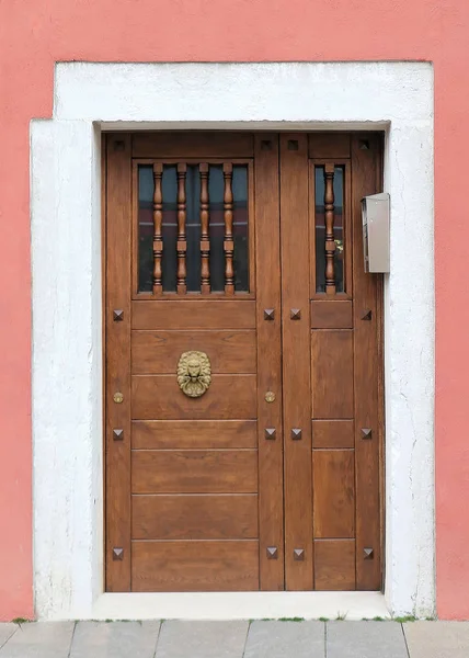 Porta Entrada Madeira Retro Fechada Com Sistema Intercomunicação — Fotografia de Stock