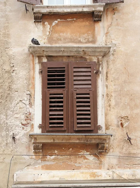 Grunge Desvaneció Ventana Rota Con Tonos Madera Marrón Cerrado Fachada —  Fotos de Stock