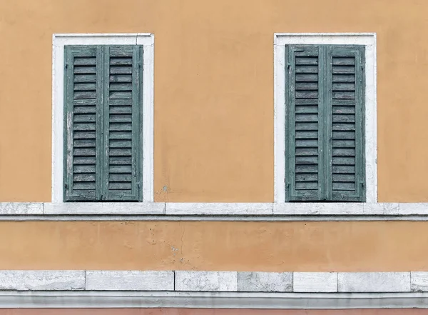 Два Закрытых Окна Деревянными Оттенками Желтом Фасаде — стоковое фото