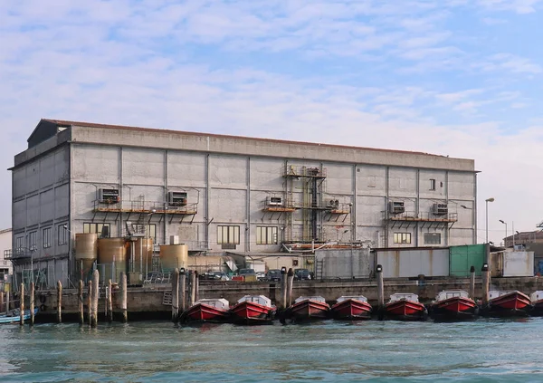 Edificio Almacén Laguna Venecia Con Barcos Transporte Acoplados Ella — Foto de Stock