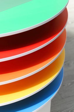 Renkli kaplama örnekleri ahşap malzeme raf 