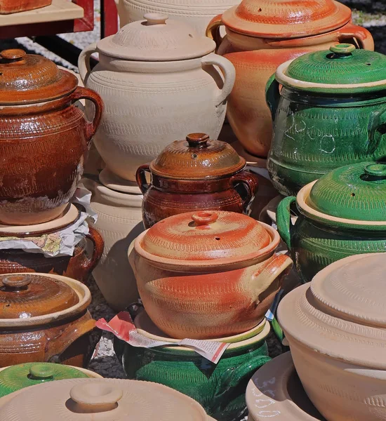 在市场上销售的工艺品车间制作的陶器盆 — 图库照片