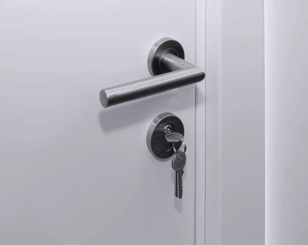 Silver Key Inuti Dörrlås Från Utanför — Stockfoto