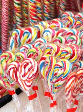 Yerel Fuar renkli lolipop kalpler selofan tamamladı içinde olarak şeklinde satılan