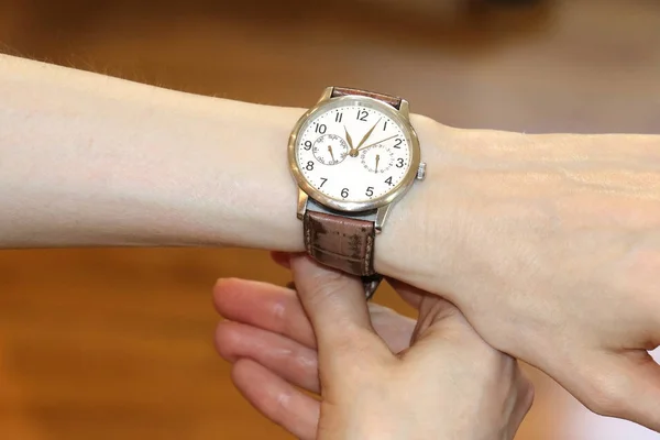 Elegante Retro Vrouwelijke Pols Horloge Vrouw Met Haar Hand Houden — Stockfoto
