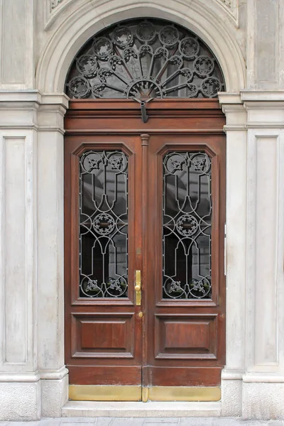 Старая Винтажная Закрытая Дверь Деревянным Стеклянным Дизайном — стоковое фото