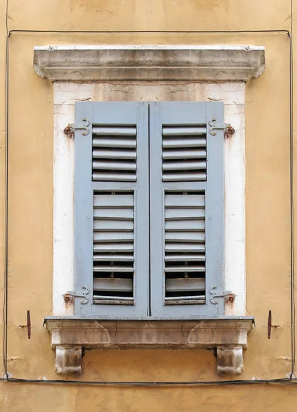 Ancien Extérieur Fenêtre Style Rétro Avec Des Arbres Bois Fermés — Photo