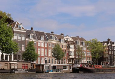 Amsterdam'da sahil Amstel Nehri üzerinde geleneksel Hollanda mimari evler