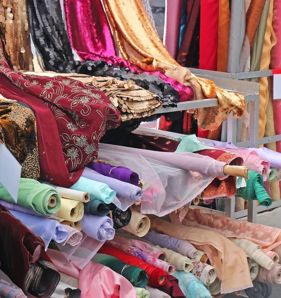 在市场摊位上销售的时尚界使用的五颜六色的材料花纹卷 — 图库照片