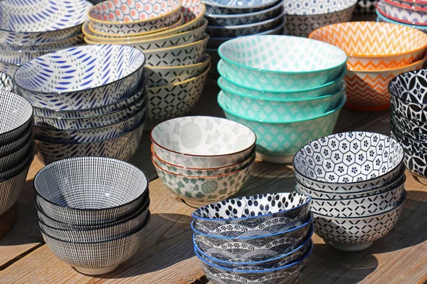 Stapeln Von Keramikschalen Mit Unterschiedlichen Designmustern Die Auf Dem Markt — Stockfoto