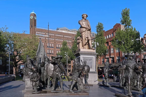 荷兰阿姆斯特丹 2018年5月14日 青铜士兵雕塑在伦勃朗广场在阿姆斯特丹与游客在背景下看地标 它是以荷兰著名画家伦勃朗 里金的名字命名的 他的大雕像可以在 — 图库照片