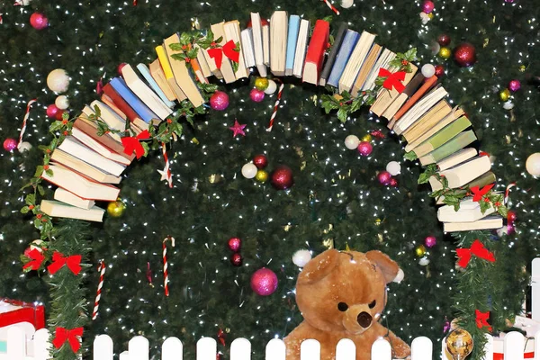 Bücherreihe Als Schmuck Geschmückten Weihnachtsbaum Mit Roten Schleifen Und Teddybär — Stockfoto