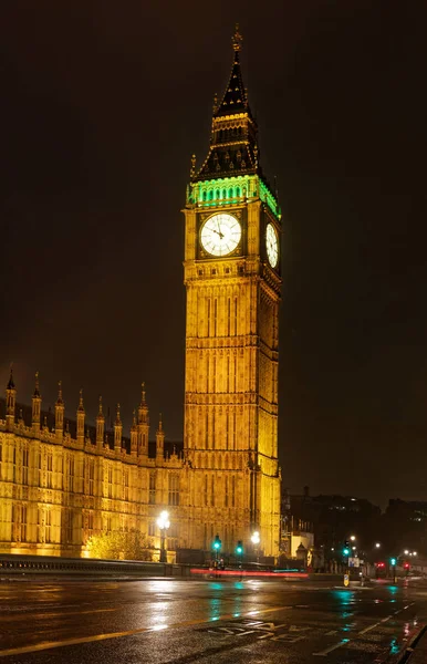 从威斯敏斯特桥拍摄的伦敦国会大厦旁边的大本钟地标的长期曝光图像 — 图库照片