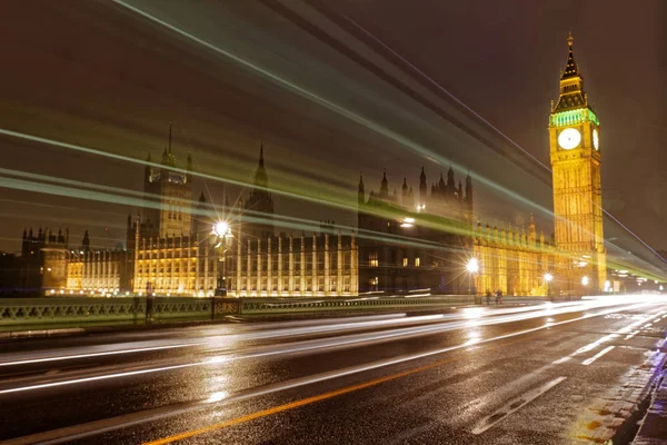 威斯敏斯特桥与大本钟和国会大厦在夜间长期暴露在车流中燃烧的灯光下 — 图库照片