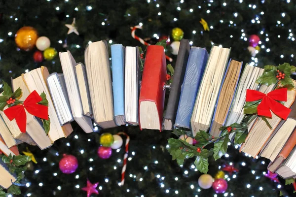 Bücherreihe Als Christbaumschmuck Mit Anderen Leuchtenden Ornamenten Verschwommener Hintergrund Daneben Stockbild