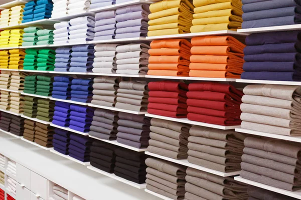 Kleurrijke Shirts Gerangschikt Stapels Mode Winkel Planken Rechtenvrije Stockfoto's