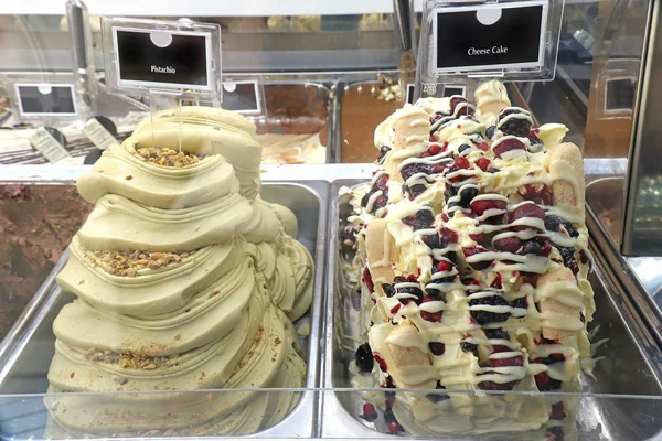 Два Вкуса Мороженого Холодильнике Магазина Видом Через Стекло — стоковое фото