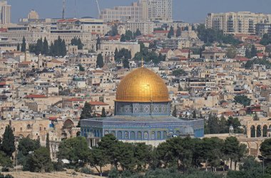 Kudüs 'ün Altın Kubbe' si. Şehir mimarisi arka planda.
