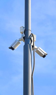 Caddedeki direğe asılı kameralar CCTV izleme için kullanılıyor.