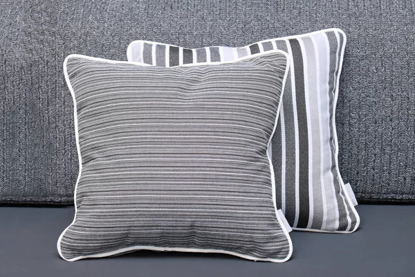 Oreillers Textiles Décoratifs Gris Avec Motifs Rayés Sur Canapé Gris — Photo