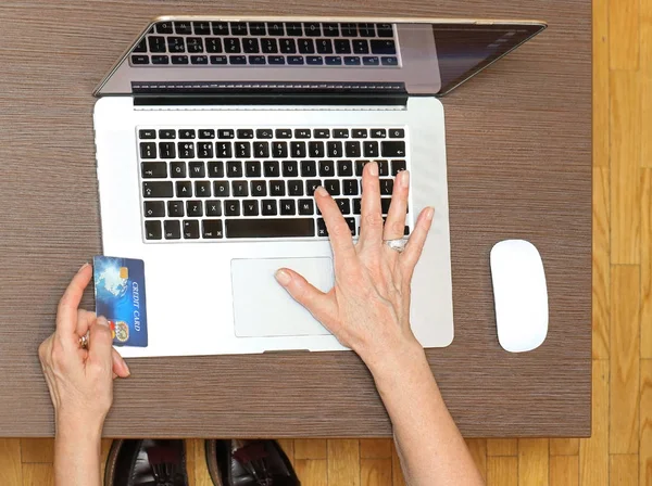 Manos Femeninas Sosteniendo Tarjeta Crédito Con Mano Izquierda Derecha Teclado —  Fotos de Stock