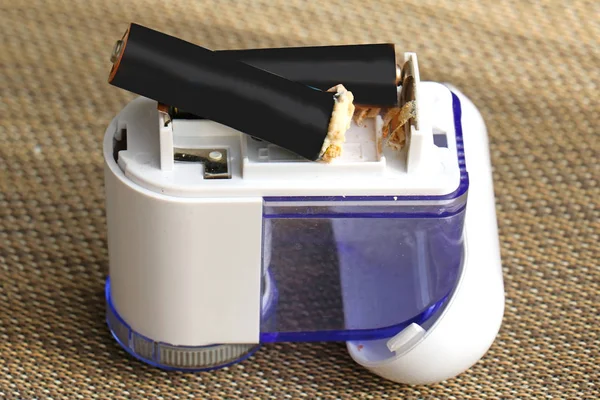 Pequeno Aparelho Com Bateria Arruinada Que Vazou Ácido Que Derramou — Fotografia de Stock