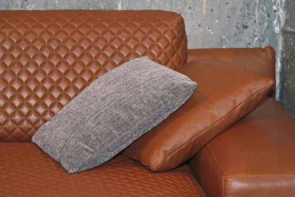 装飾枕付きブラウンレザーソファコーナー — ストック写真