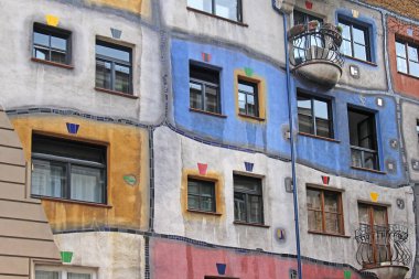 Viyana, Avusturya - 12 Temmuz 2015: Hundertwasserhaus ev cephe sanatçı Friedensreich Hundertwasser fikir sonra inşa Avusturya'daki ünlü dönüm noktası olduğunu.