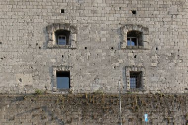 Eski taş tuğla cephe dışında dört küçük pencere ile