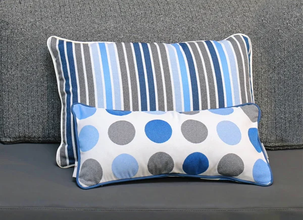 装饰纺织品蓝色图案枕头在灰色沙发上 — 图库照片